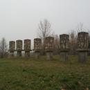 Mława, ul. Warszawska. Cmentarz żydowski. Potężne siedem filarów pomnika stanowi nawiązanie do ramion menory.